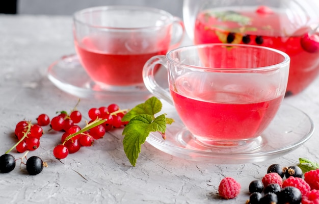 Thé aux fruits rouges dans une tasse et une théière