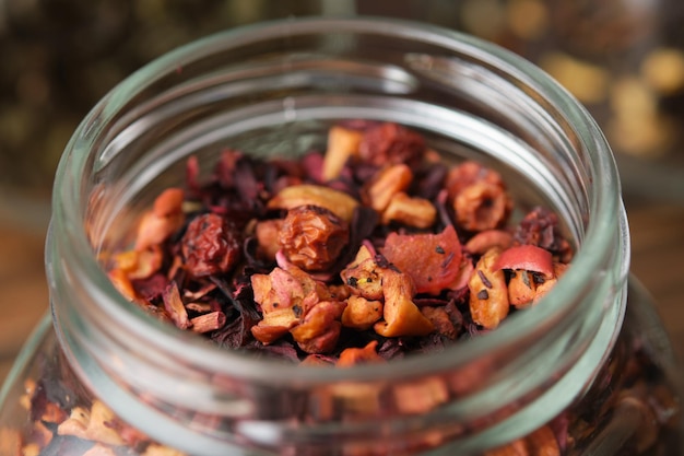 Thé aux fruits avec des tranches de fruits d'hibiscus et des baies Libre de thé aux fruits secs dans un bocal en verre ouvert