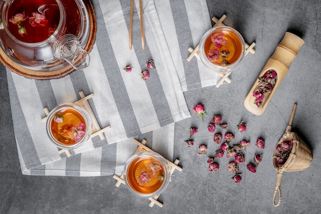 Thé à base de pétales de rose de thé dans des verres et un pot