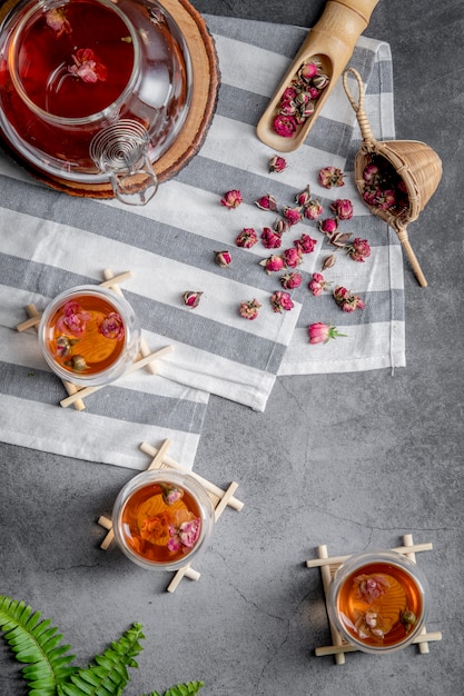 Thé à base de pétales de rose de thé dans des verres et un pot