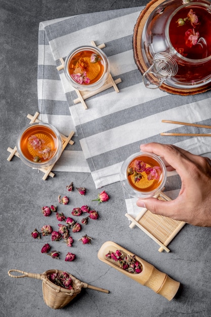 Thé à base de pétales de rose de thé dans des verres et un pot