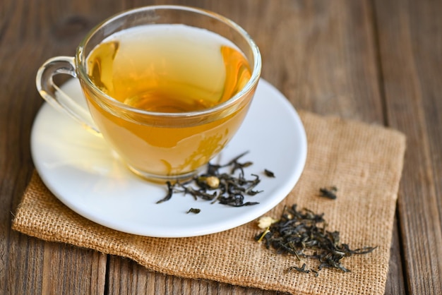 Thé à base de plantes sur une tasse de thé avec du thé sec chinois sur une table en bois