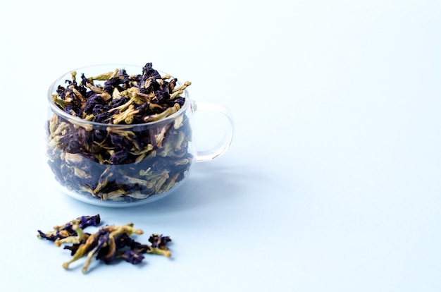 Photo thé bio dans une tasse en verre sur un bleu