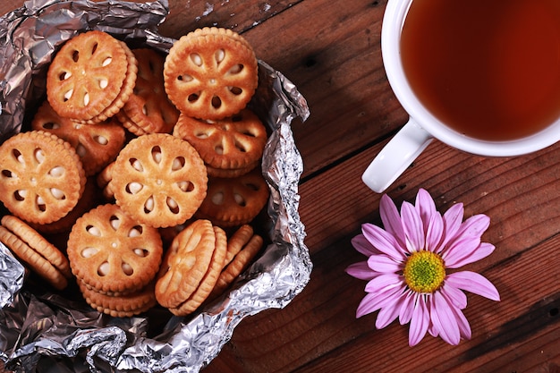 Thé et biscuits sur une feuille d&#39;aluminium