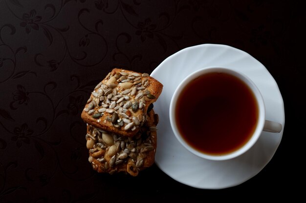 Thé avec des biscuits sur fond marron