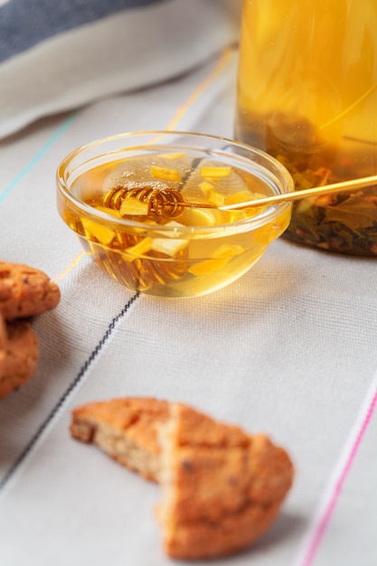 Thé avec des biscuits sur un sac se bouchent