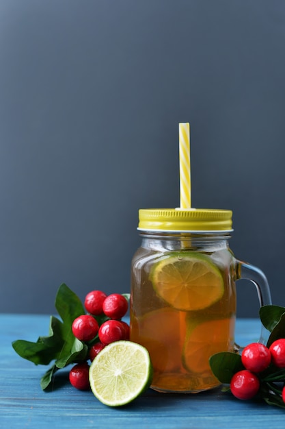 Photo thé de boisson fraîche aux fruits de citron vert dans un verre