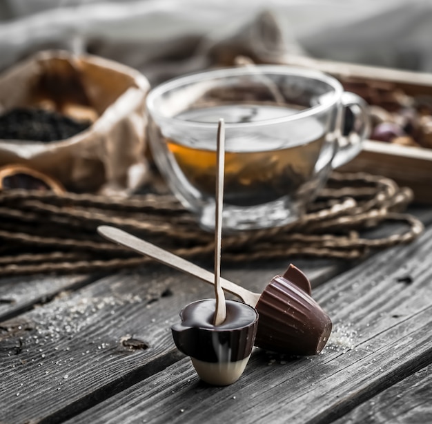 thé et bonbons au chocolat sur un bâton