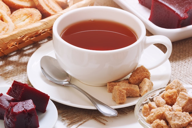 Thé brun à la confiture de cerises et au sucre de canne