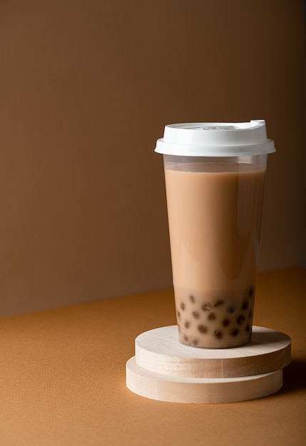 Thé à bulles de lait de Taïwan avec tapioca dans une tasse en plastique mise au point sélective