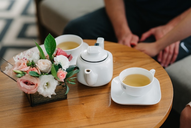 Thé buvant du thé noir avec des tasses en porcelaine et une théière