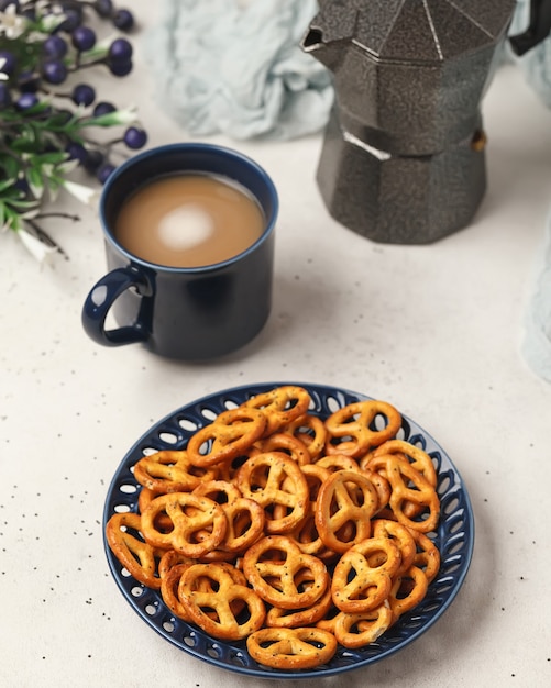 Thé et café sucrés. Biscuits, bretzels, craquelins, bagels. Douces joies pour le thé