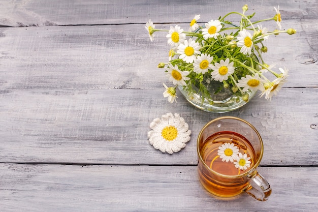 Thé à la camomille. Fleurs fraîches, concept de boisson chaude d'été. Médecine alternative, style de vie