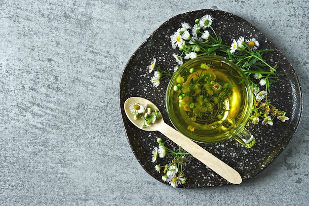 Thé à la camomille fraîche. Boisson de désintoxication à base de plantes. Keto tea Keto diet.