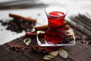 Photo thé carcade rubis aux bâtons de cannelle clous de girofle badyan et feuilles de laurier