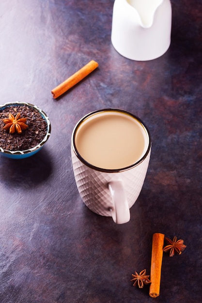 Thé chai indien Masala aux épices dans une tasse