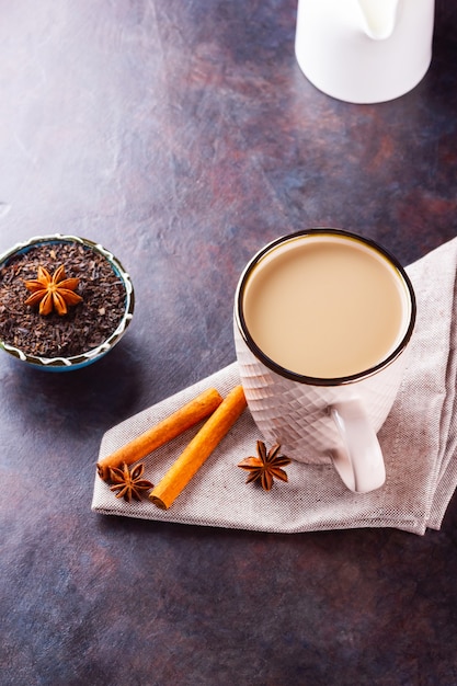 Thé chai indien Masala aux épices dans une tasse