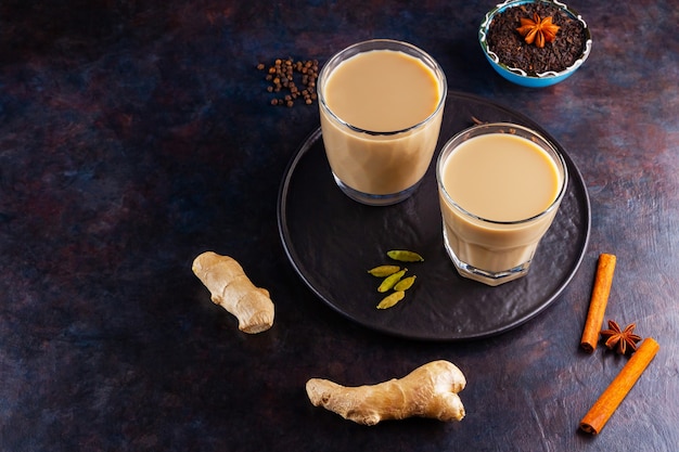 Thé chai indien Masala aux épices dans des tasses