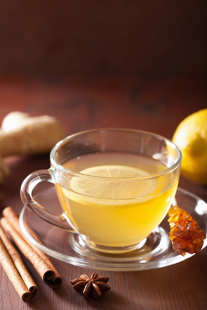 Thé chaud au citron et au gingembre et à la cannelle dans une tasse en verre