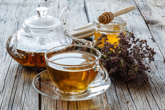 Thé chaud au citron et au miel. Boisson pour malades avec vitamines et épices