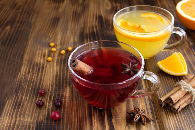 Thé chaud aux canneberges et à l'argousier dans les tasses en verre sur la table en bois