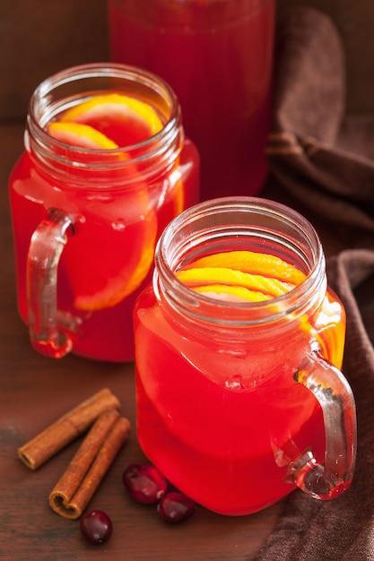 Thé chaud aux canneberges avec boisson chauffante à l'orange et à la cannelle