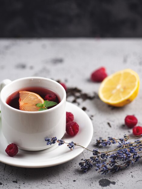 Thé chaud aux fruits rouges avec framboise et citron et lavande