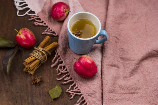 Thé chaud aux pommes épicé vue de dessus