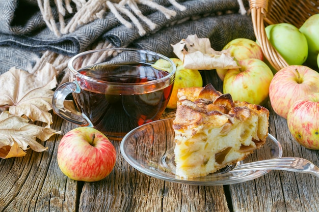 Thé chaud aux pommes et tarte sur table