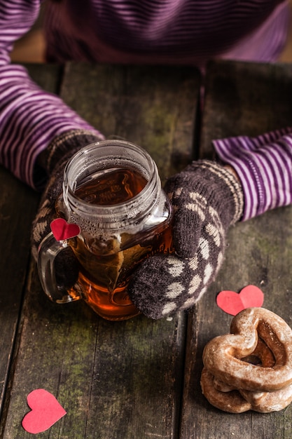 Thé chaud avec des cookies et un coeur