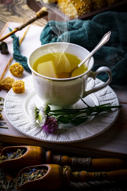 Thé chaud dans une tasse sur une ancienne surface