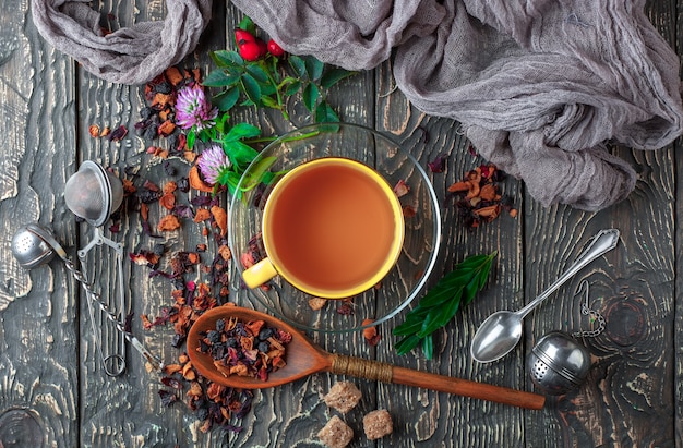 Thé chaud dans une tasse sur une ancienne surface