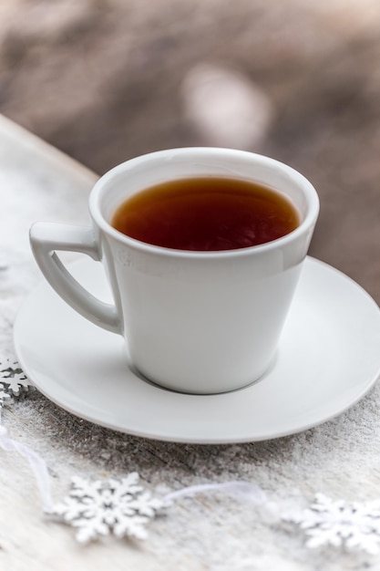 Thé chaud dans une tasse blanche