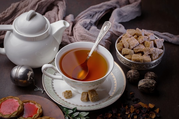 Thé chaud dans une tasse sur un fond ancien.