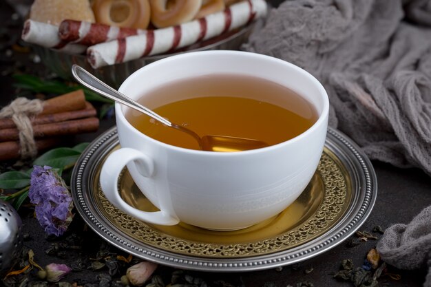 Thé chaud dans une tasse sur un fond ancien.