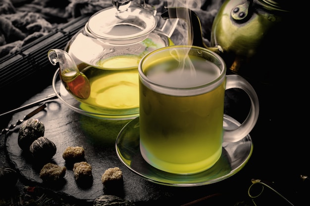 Thé chaud dans une tasse sur une vieille table.