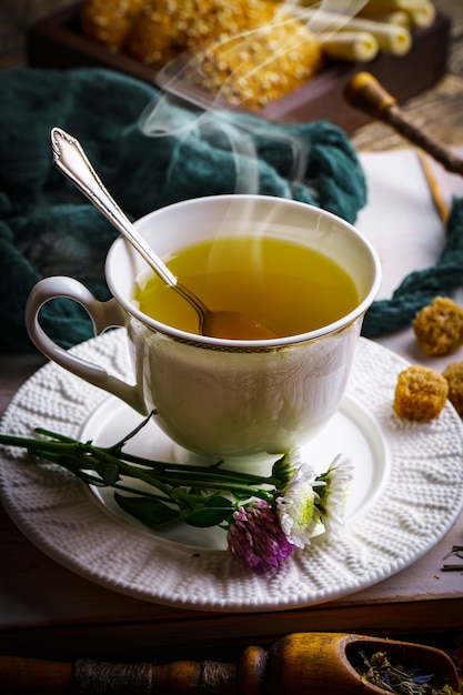 Thé chaud dans une tasse sur une vieille table.