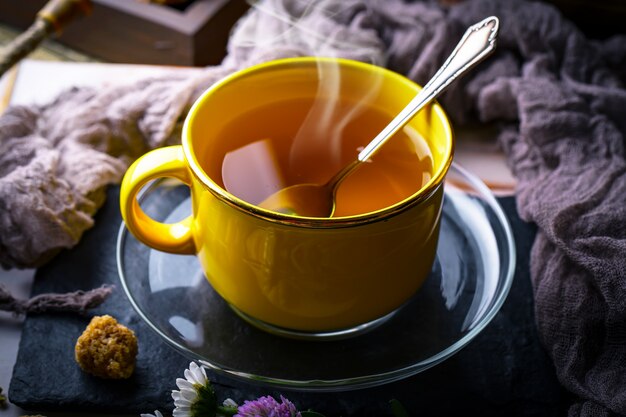 Thé chaud dans une tasse sur une vieille table.