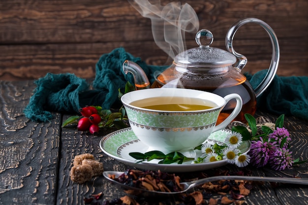 Thé chaud dans une tasse sur une vieille table.