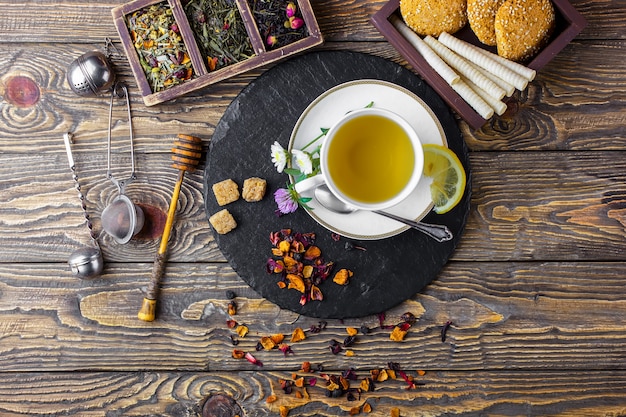 Thé chaud dans une tasse sur une vieille table.