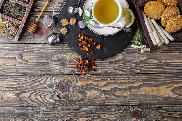 Thé chaud dans une tasse sur une vieille table.