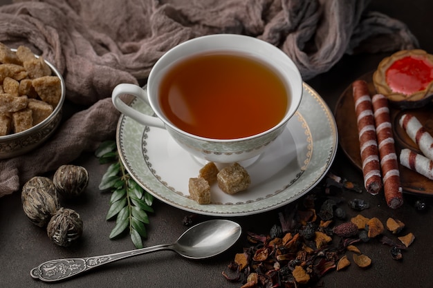 Thé chaud dans une tasse sur un vieux fond