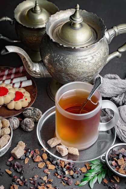 Thé chaud dans une tasse sur un vieux fond