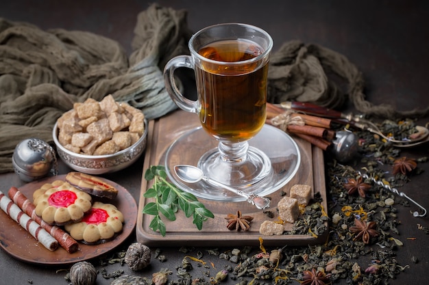 Thé chaud dans une tasse sur un vieux fond