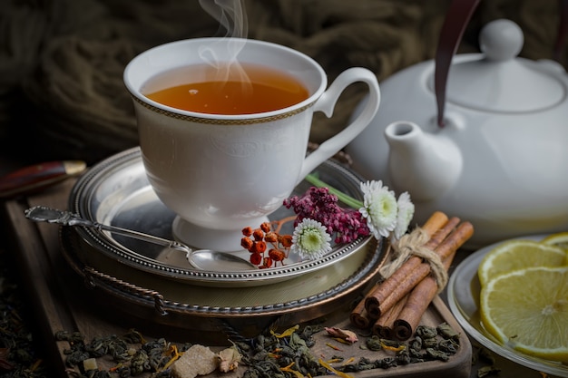 Thé chaud dans une tasse sur un vieux fond