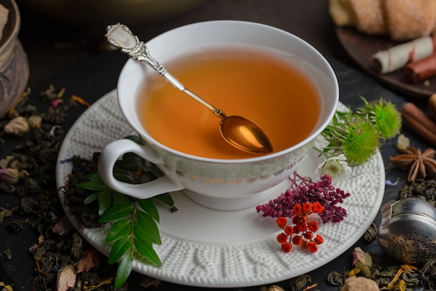 Thé chaud dans une tasse sur un vieux fond