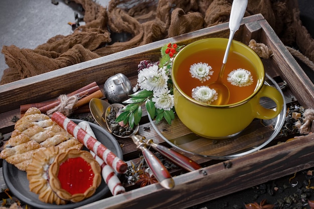 Thé chaud dans une tasse sur un vieux fond