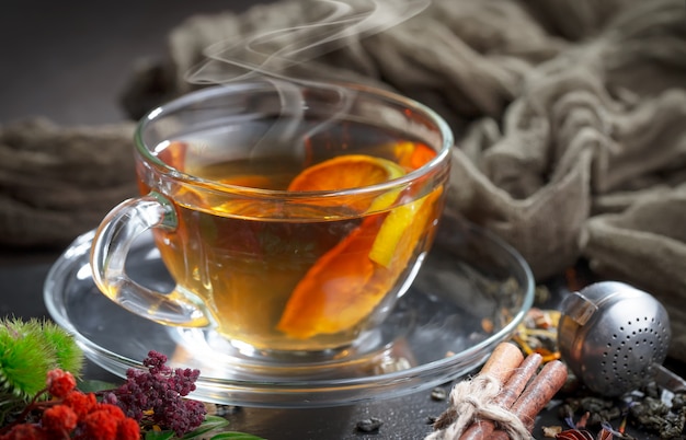 Thé chaud dans une tasse sur un vieux fond