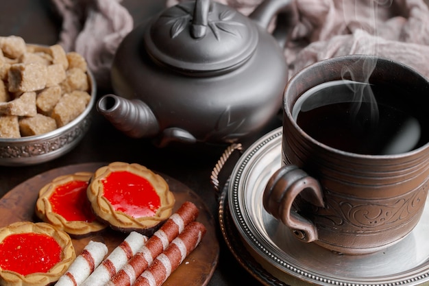 Thé chaud dans une tasse sur un vieux fond