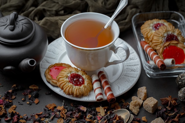 Thé chaud dans une tasse sur un vieux fond